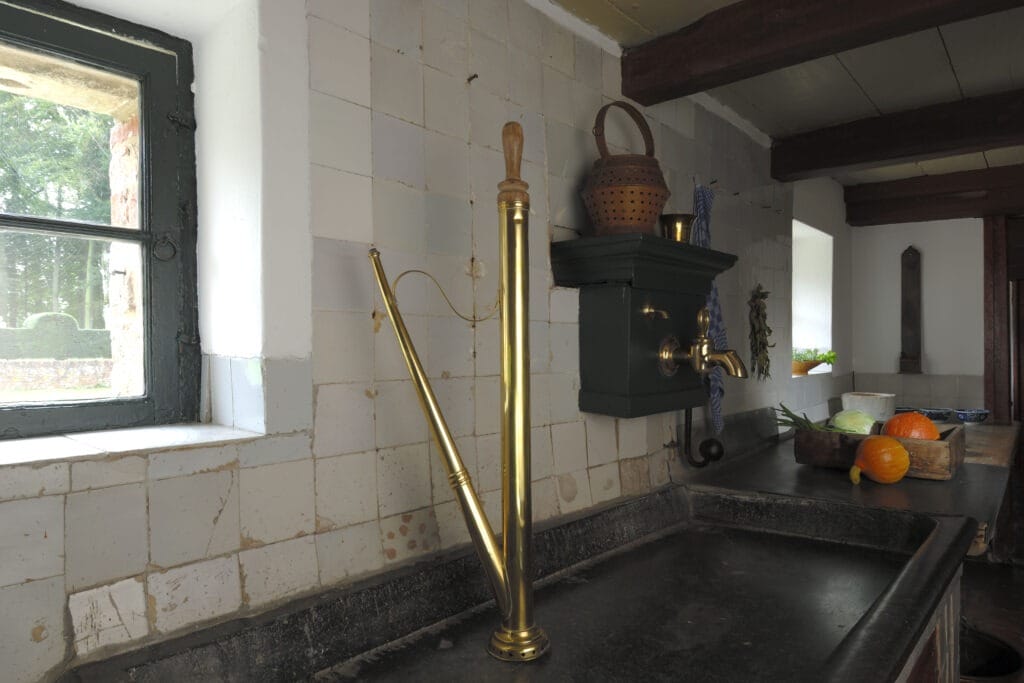 Menkemaborg, Keuken, met pomp en glazenspuit