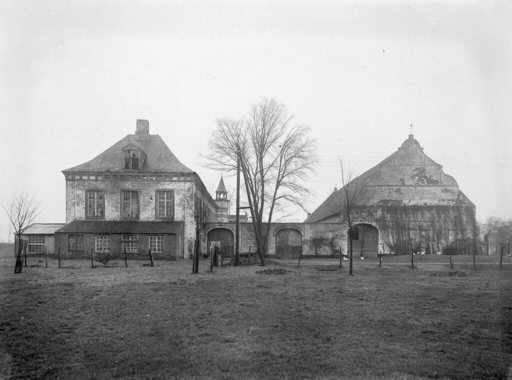 Overzicht achtergevels kasteel en hoeve (ca. 1919-1944)