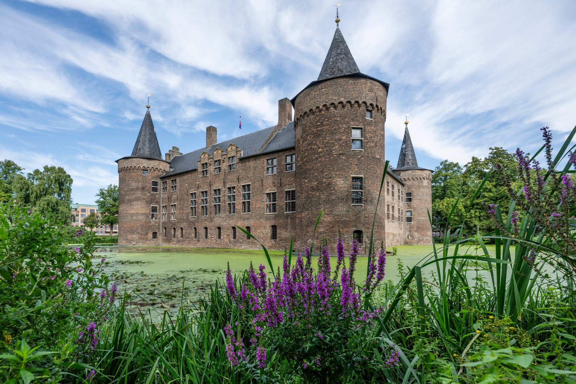 Aanzicht Museum Helmond langs het water